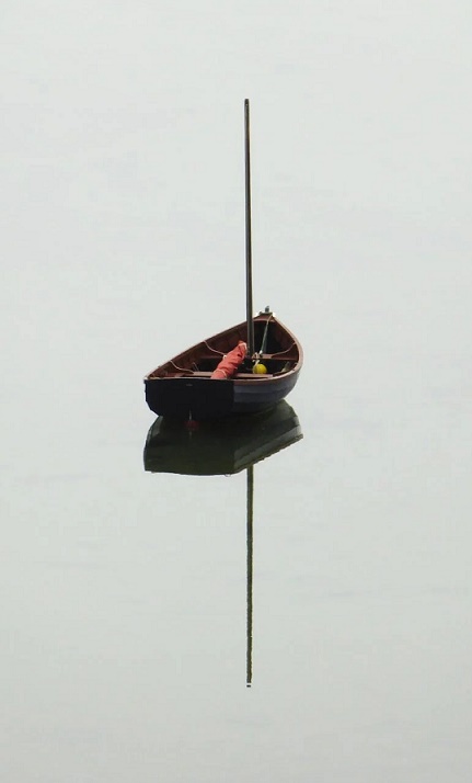 barca pe lac linistit