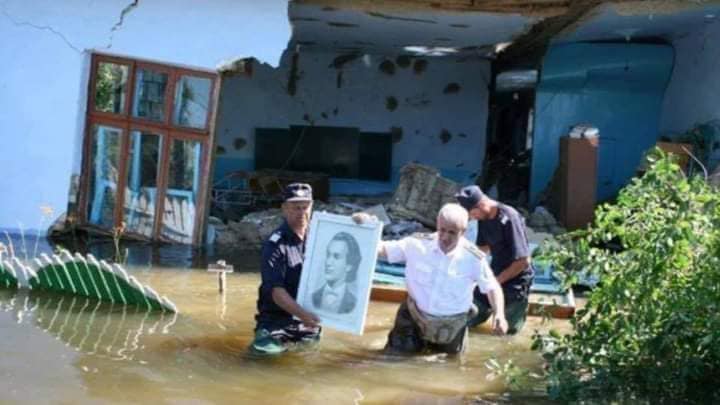 salvand tabloul lui Eminescu de la dezastru